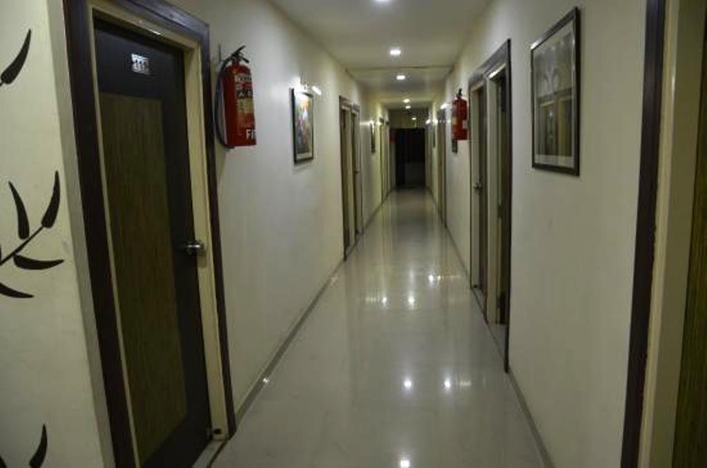 Hotel Royal Apple Αχμπανταμπάντ Εξωτερικό φωτογραφία
