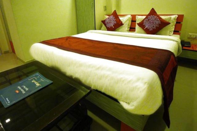 Hotel Royal Apple Αχμπανταμπάντ Εξωτερικό φωτογραφία